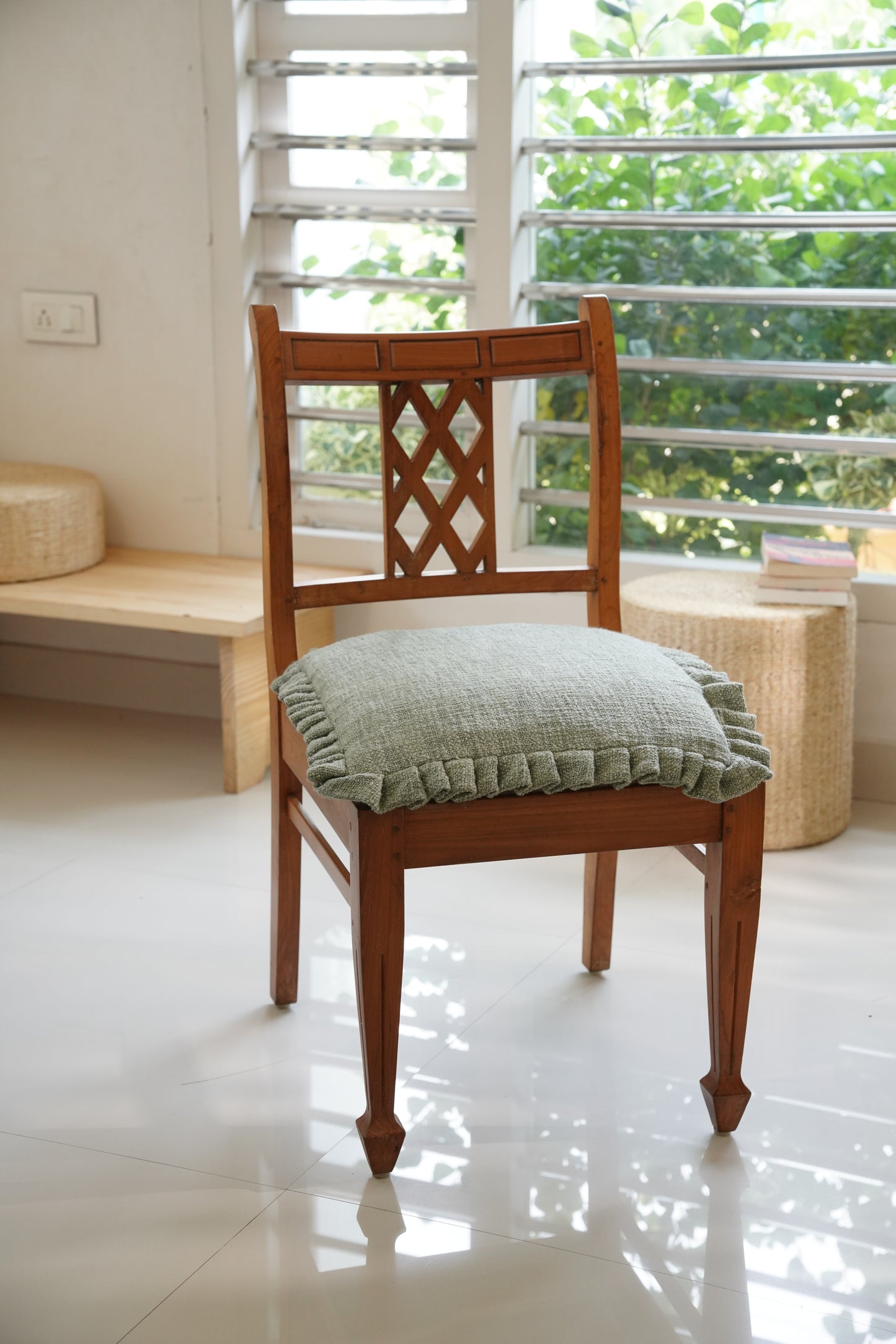 High-Quality Cream Slub Cotton Cloth with Elegant Frill Trim