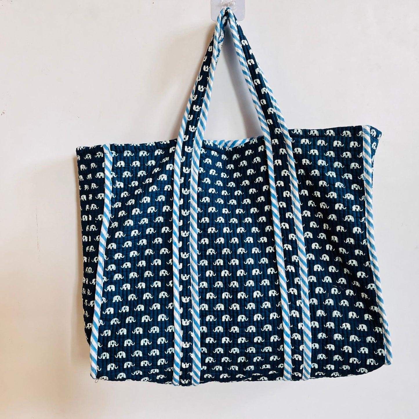 Quilted Tote Bag with Padded Design – 20" x 16" Everyday Use