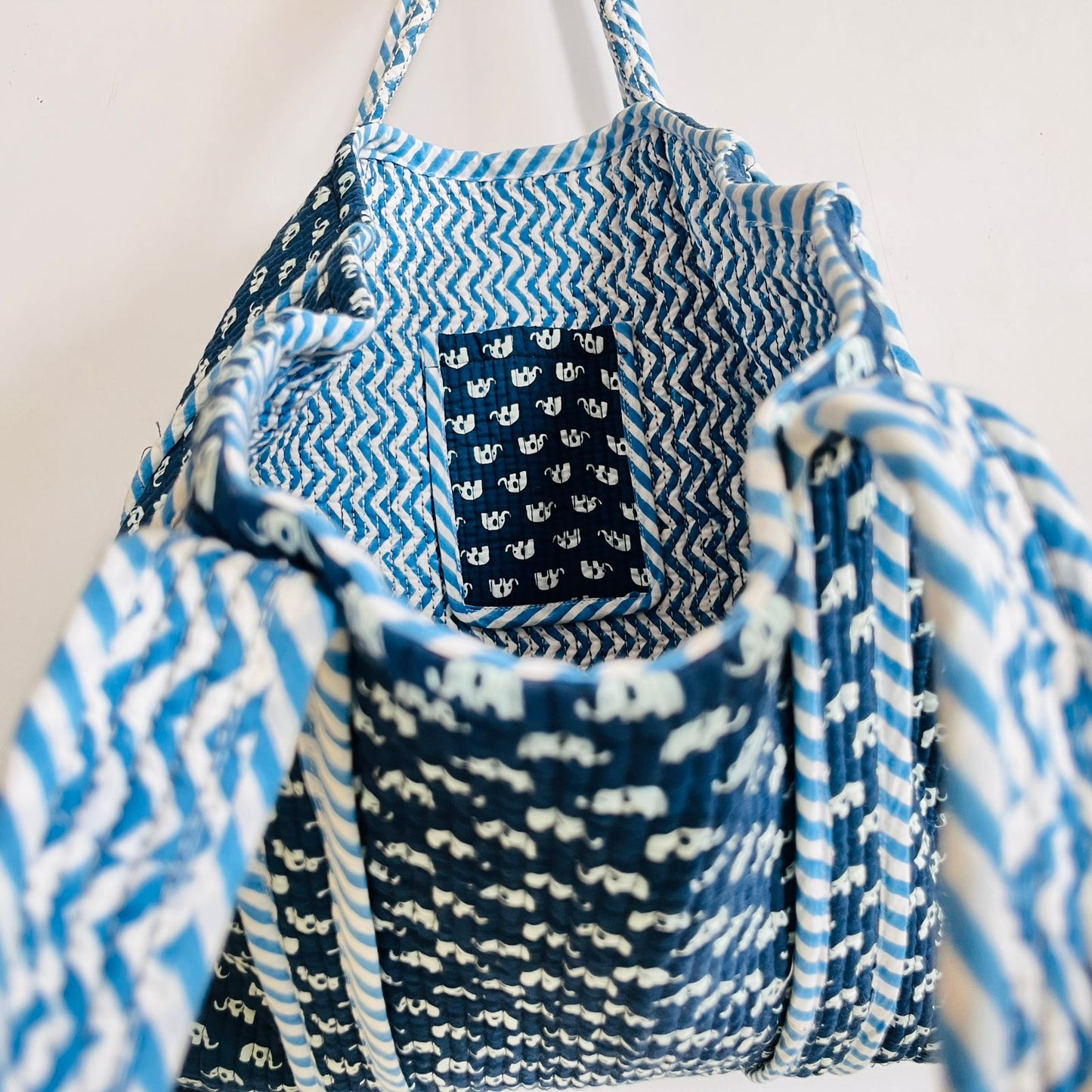 Quilted Tote Bag with Padded Design – 20" x 16" Everyday Use