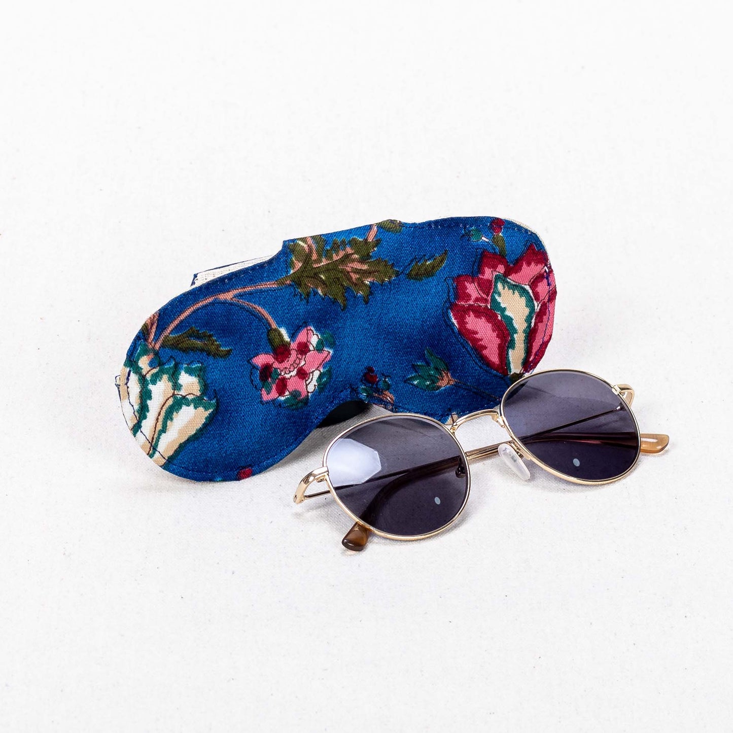 Sleek Compact Eyewear Case – Protective & Portable
