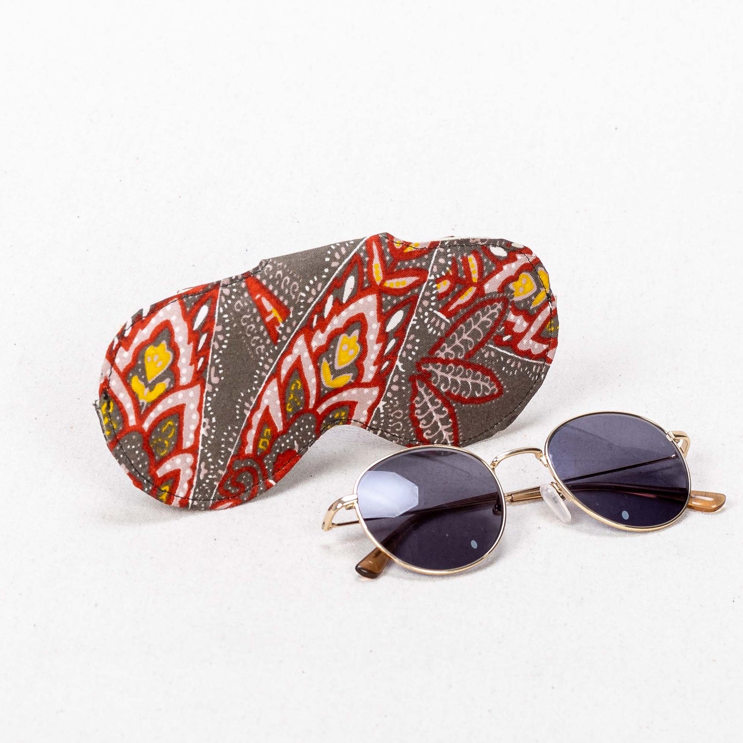 Sleek Compact Eyewear Case – Protective & Portable