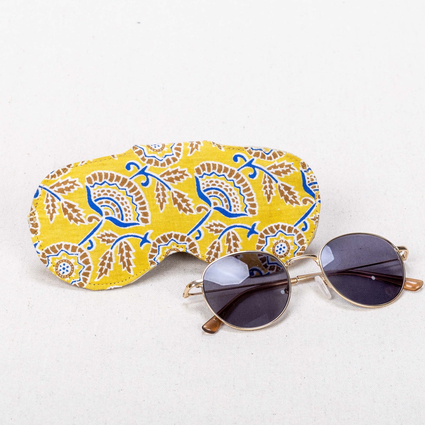 Sleek Compact Eyewear Case – Protective & Portable