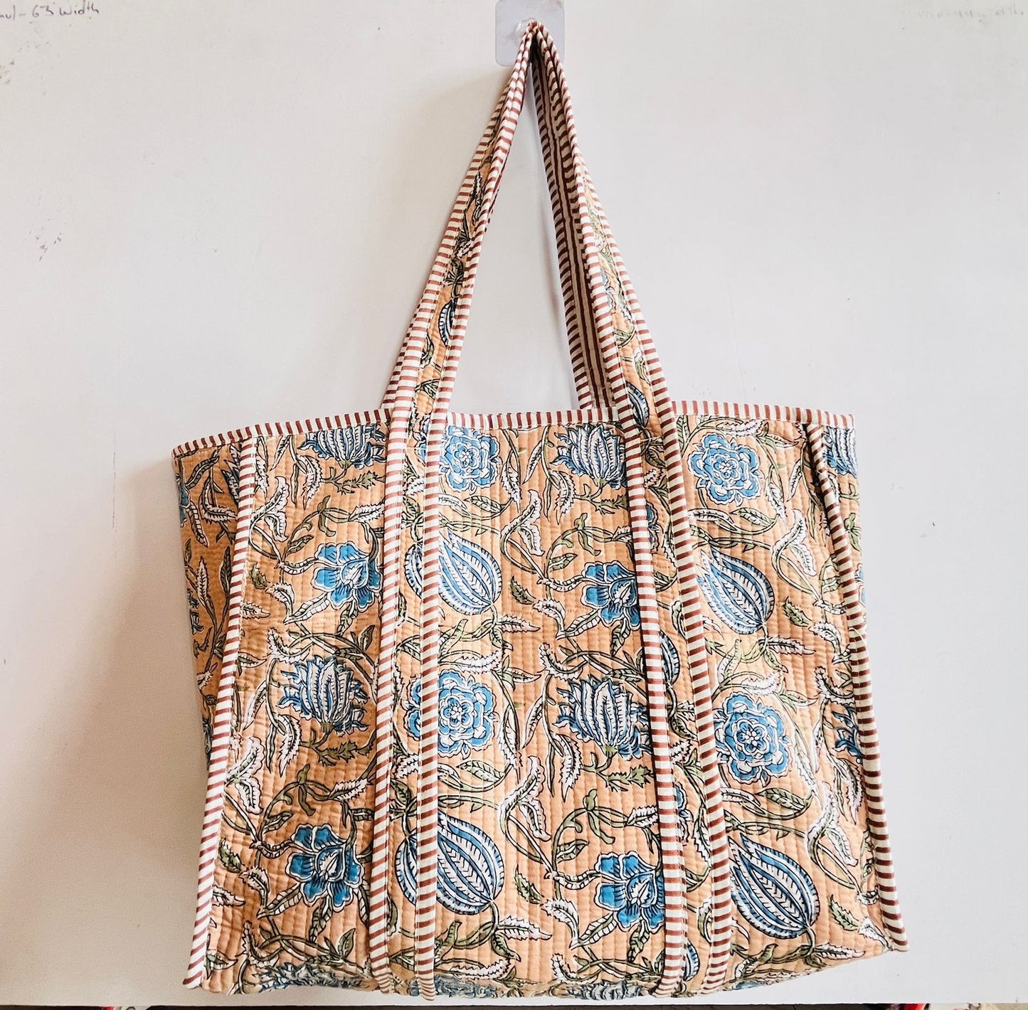 Quilted Tote Bag with Padded Design – 20" x 16" Everyday Use