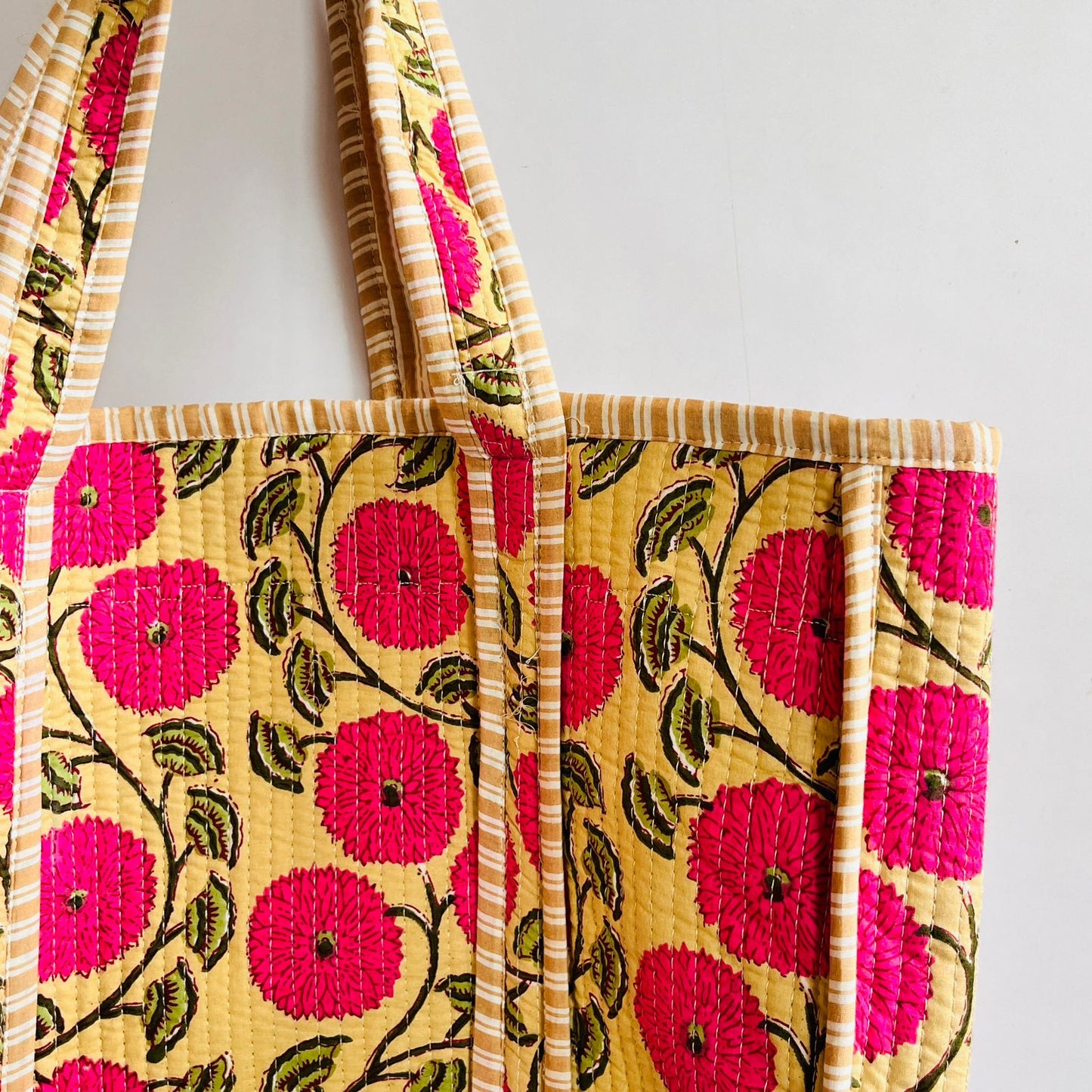 Quilted Tote Bag with Padded Design – 20" x 16" Everyday Use