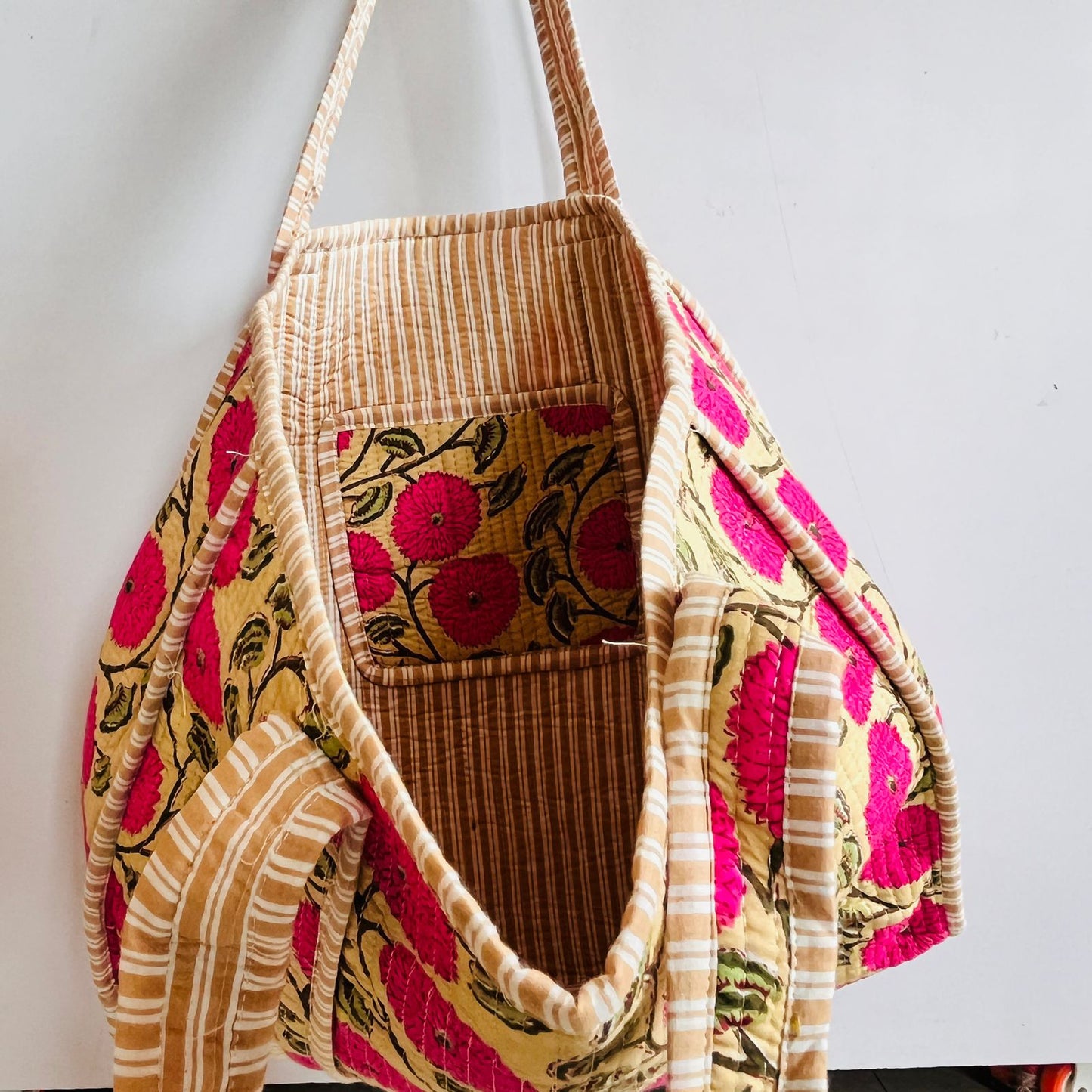 Quilted Tote Bag with Padded Design – 20" x 16" Everyday Use