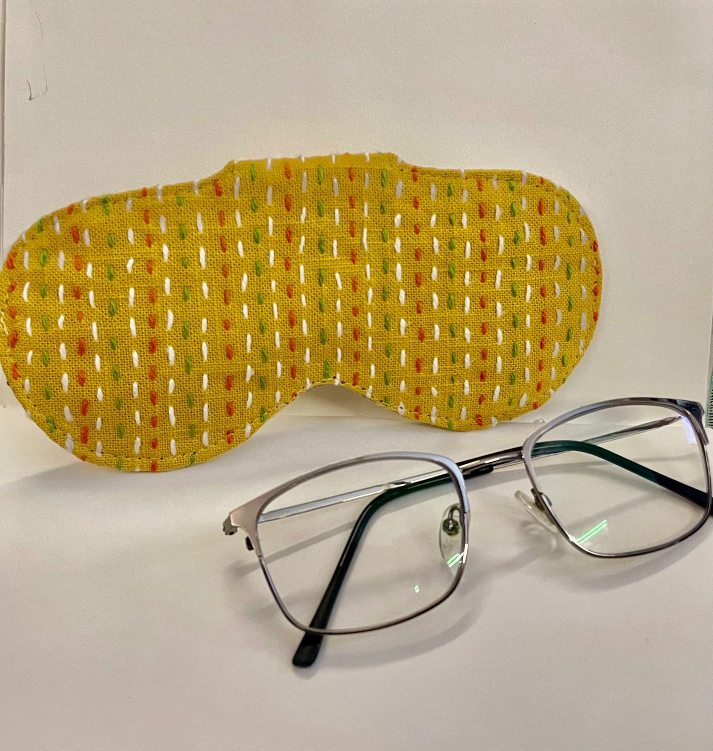 Sleek Compact Eyewear Case – Protective & Portable