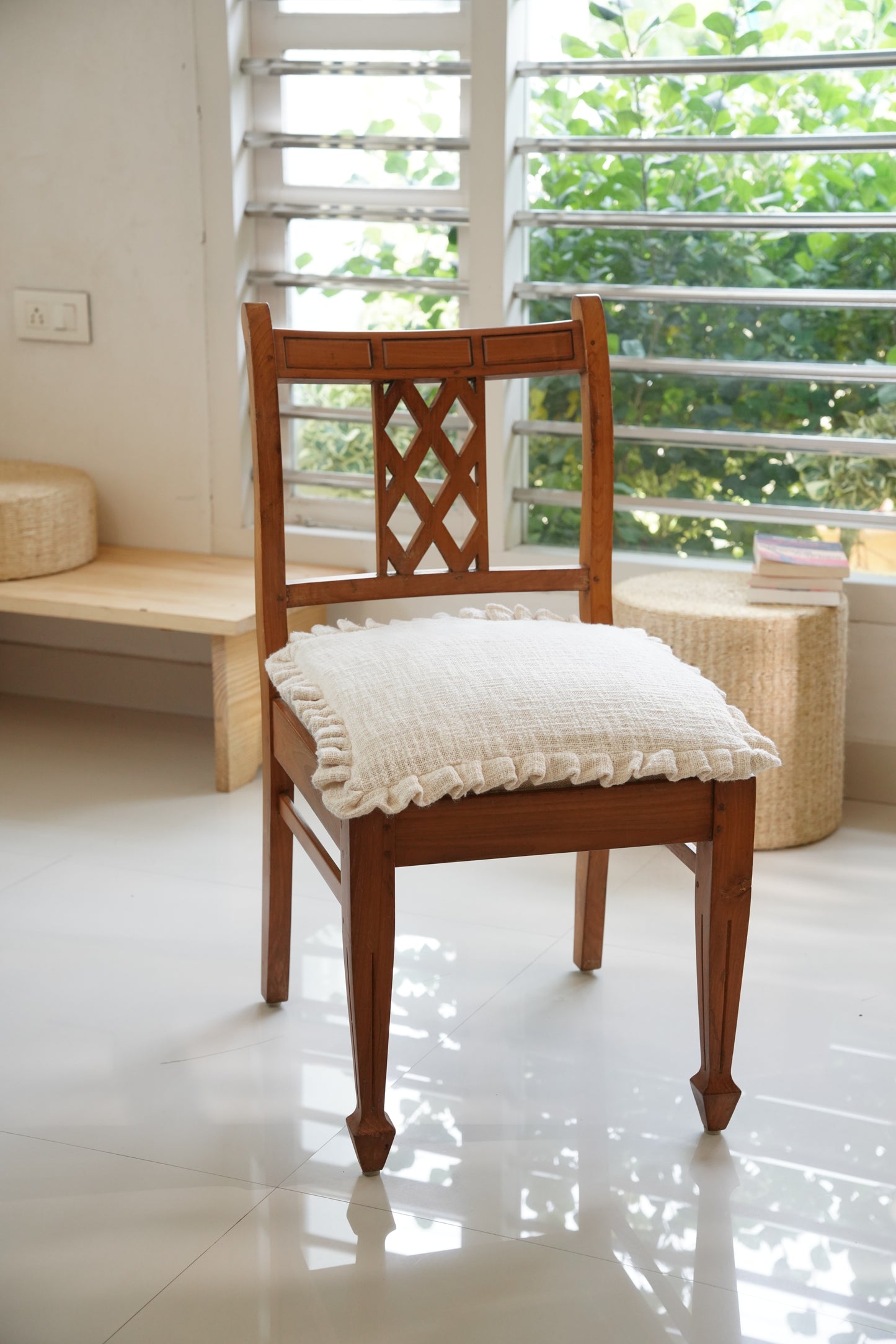 High-Quality Cream Slub Cotton Cloth with Elegant Frill Trim