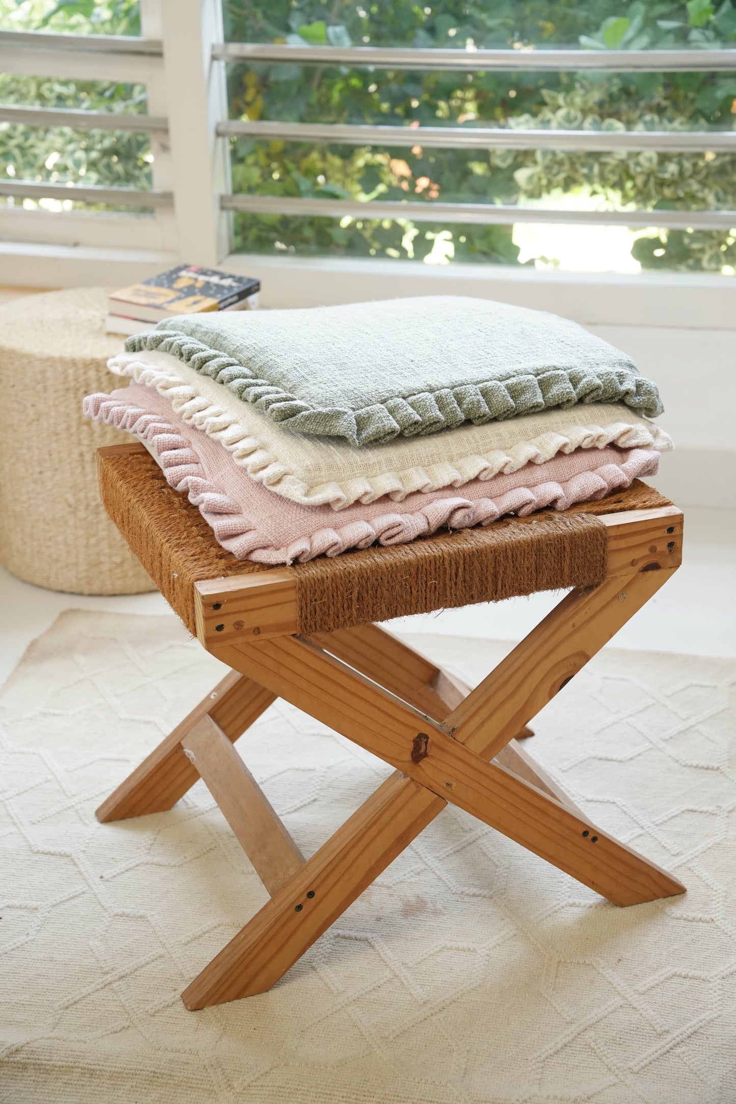 High-Quality Cream Slub Cotton Cloth with Elegant Frill Trim
