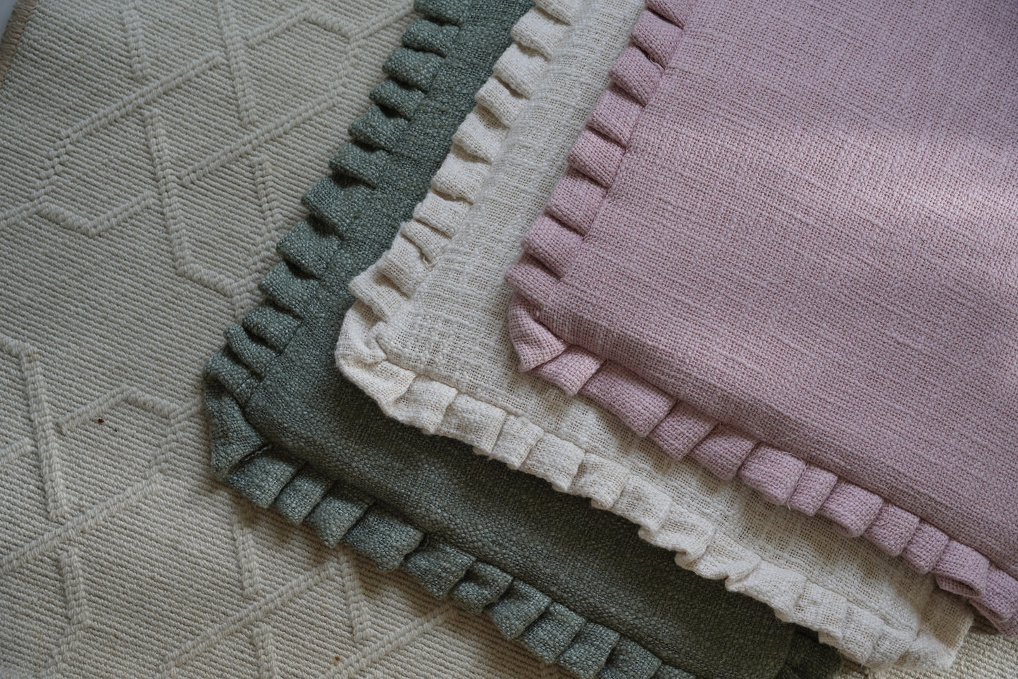 High-Quality Cream Slub Cotton Cloth with Elegant Frill Trim