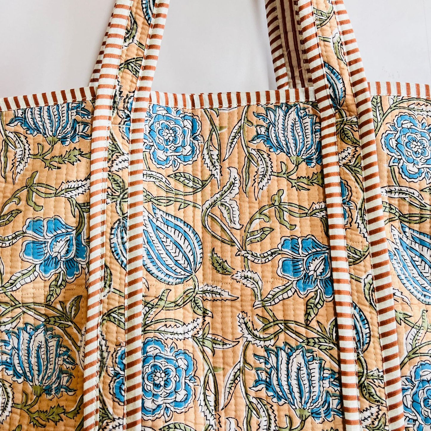 Quilted Tote Bag with Padded Design – 20" x 16" Everyday Use